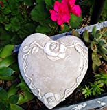 Radami, cuore tomba con rose e traliccio commemorativo in pietra commemorativa a forma di cuore da giardino, grigio/bianco, 14,5 cm
